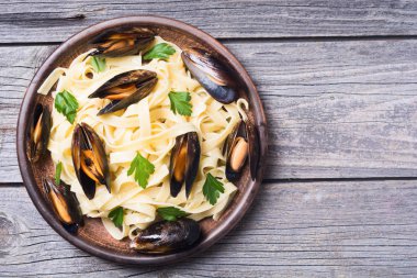 Makarna tagliatelle mantarlı midye 