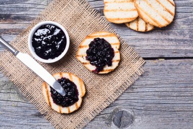 Yaban mersini ile tost