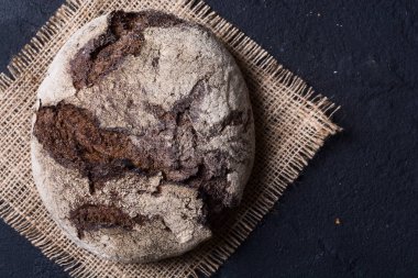 Tahtada çavdar ekmeği