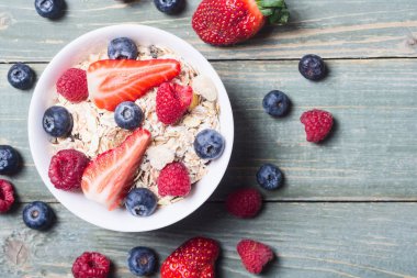 kabın içinde sağlıklı bir kahvaltı 