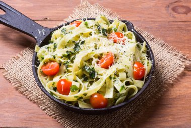 makarna tagliatelle mantarlı domates