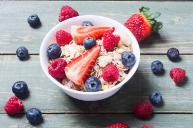 kabın içinde sağlıklı bir kahvaltı 