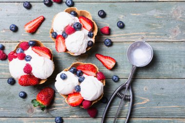 çilek vanilyalı dondurma