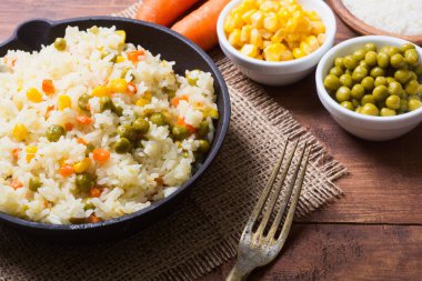 tavada kızarmış pilav