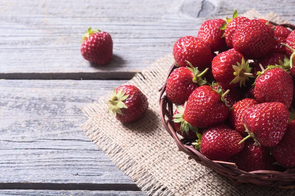 Frische Erdbeeren im Korb — Stockfoto