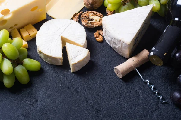Üzüm ve ceviz ile peynir — Stok fotoğraf