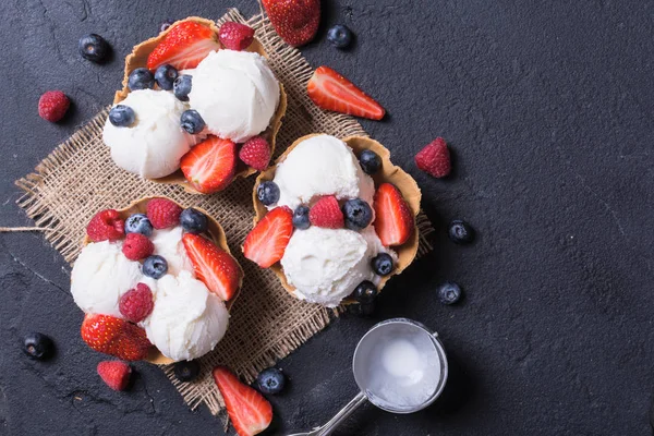 Vanilla ice cream with berries — Stock Photo, Image