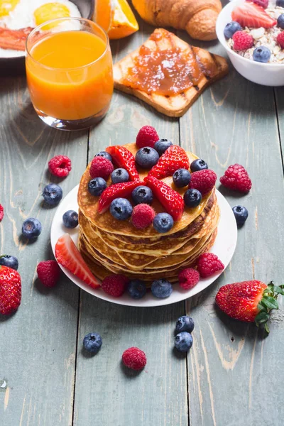 Ontbijt met pannenkoeken — Stockfoto