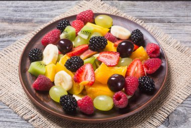 Meyve ve çilek salatası 