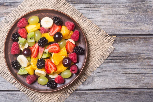 Meyve ve çilek salatası 