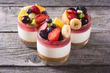 Peynirli kek meyve ve çilek ile 