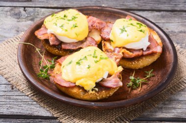 Pastırmalı Benedict yumurtası.