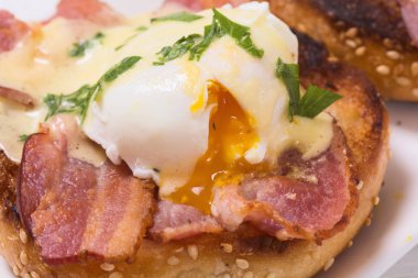 Pastırmalı Benedict yumurtası.