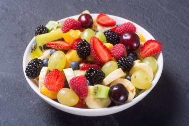 Meyve ve çilek salatası 