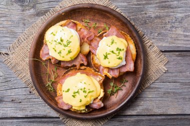 Pastırmalı Benedict yumurtası.