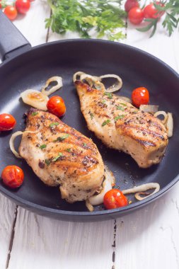 Izgara tavuk göğsü. 