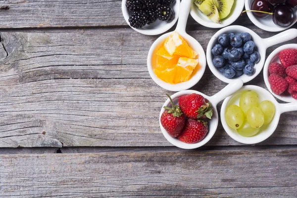 Frukt och bär i skålen — Stockfoto