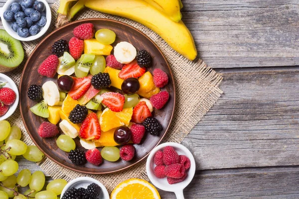 Salată de fructe și fructe de pădure — Fotografie, imagine de stoc