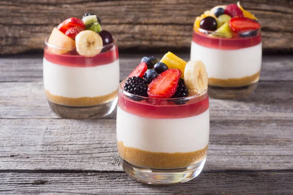 Cheesecake with fruit and berries — Stock Photo, Image