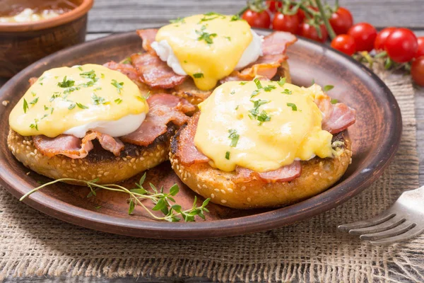 Pastırmalı Benedict yumurtası.