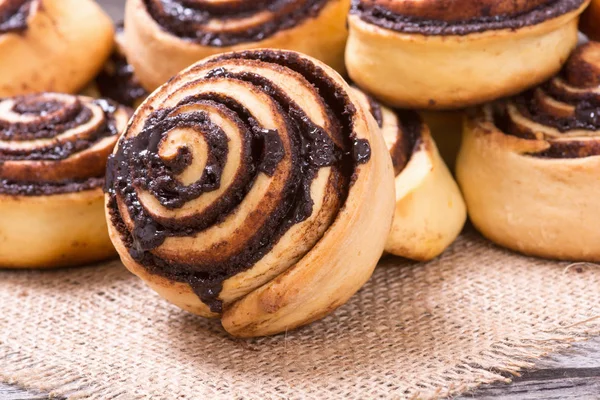 Rollos de canela recién horneados — Foto de Stock