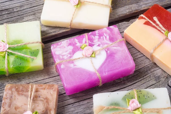 Barevné ovoce handmade mýdlo — Stock fotografie