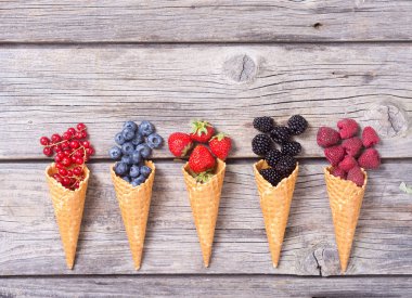 Çilek dondurma koni