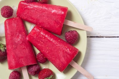 Renkli ev yapımı dondurma