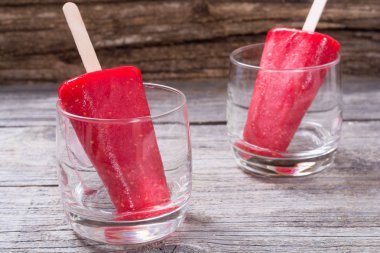 Renkli ev yapımı dondurma