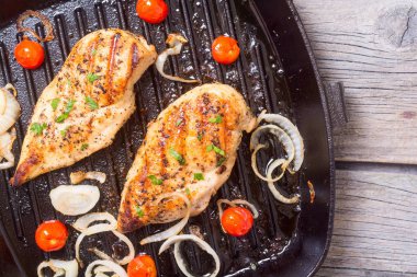 Izgara tavuk göğsü. 