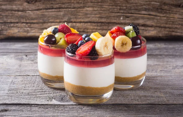 Cheesecake with fruit and berries — Stock Photo, Image