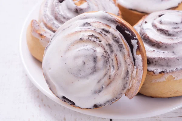 Yeni pişmiş tarçınlı rulo 