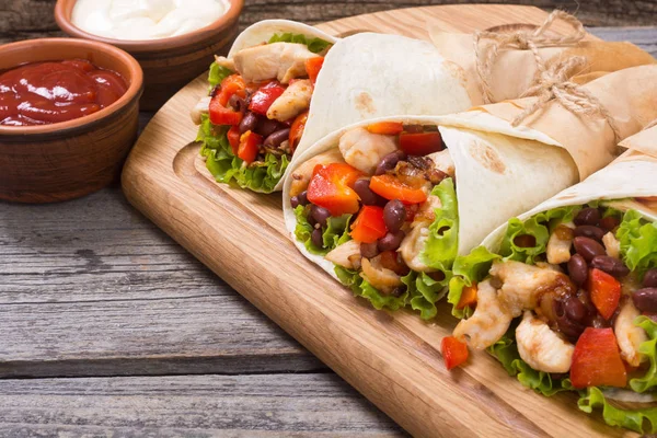 Burrito mexicano con pollo —  Fotos de Stock