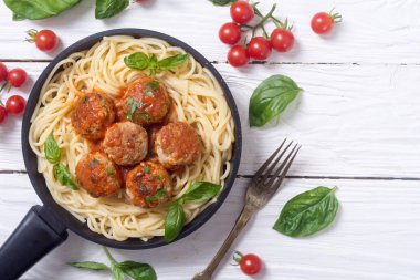 Köfte ile tavada spagetti 