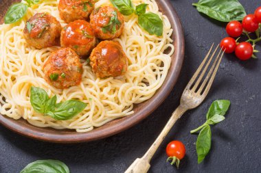 Köfte ile tavada spagetti 