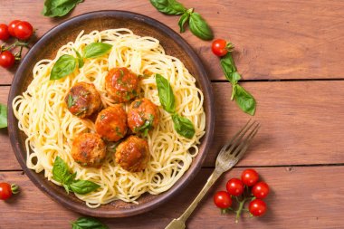 Köfte ile tavada spagetti 