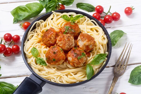 Köfte ile tavada spagetti 