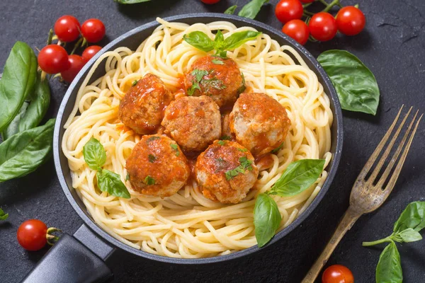 Köfte ile tavada spagetti 