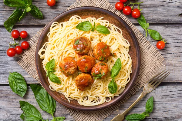 Köfte ile tavada spagetti 