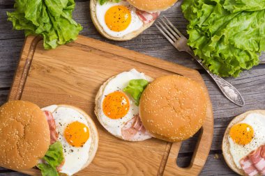 Yumurta ve pastırma sandviç