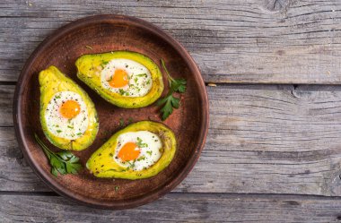 Yumurta ile pişmiş avokado