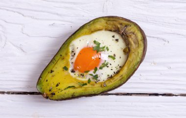 Yumurta ile pişmiş avokado