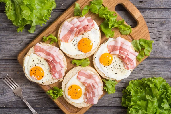 Сэндвич с яйцами и беконом — стоковое фото
