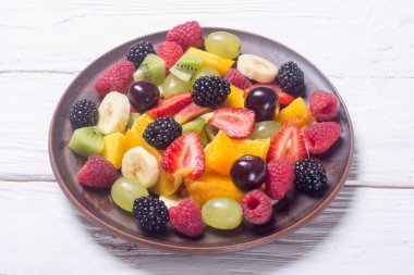 Meyve ve çilek salatası 