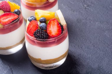 Peynirli kek meyve ve çilek ile 