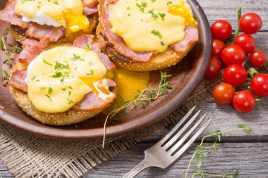 Pastırmalı Benedict yumurtası.