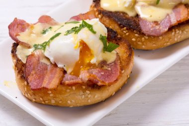 Pastırmalı Benedict yumurtası.