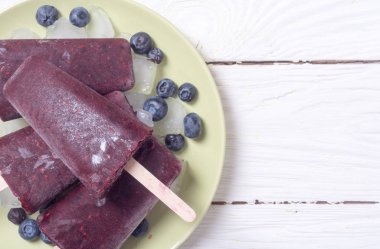 Renkli ev yapımı dondurma