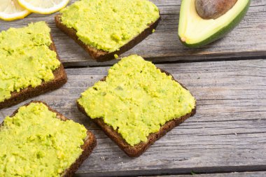 Bir avokado ekmeğine tost
