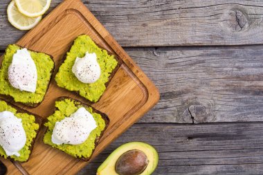 Haşlanmış yumurta ve avokado